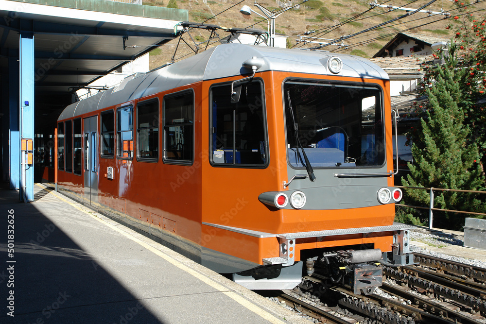 ツェルマット駅に停車中のゴルナ―グラート行き登山電車
