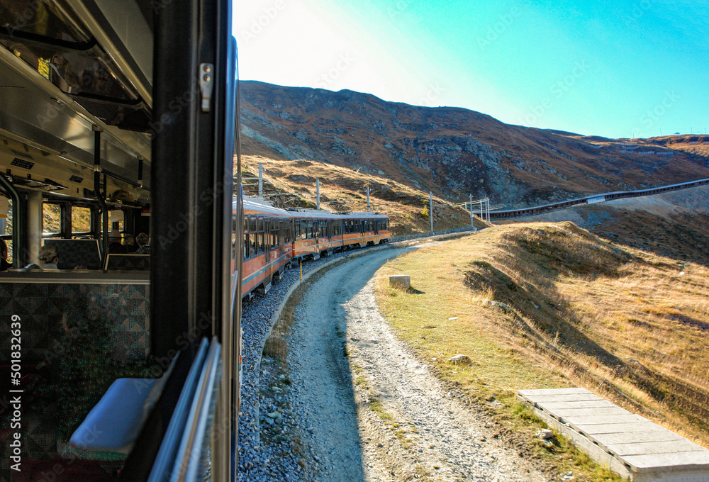 ゴルナ―グラート目指して上っていく登山電車 StockFoto Adobe Stock