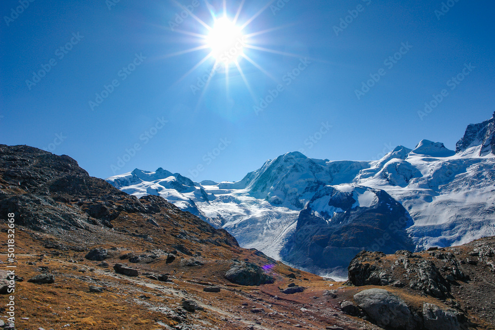 モンテロローザとゴルナ―氷河の雄大な眺めと輝く太陽