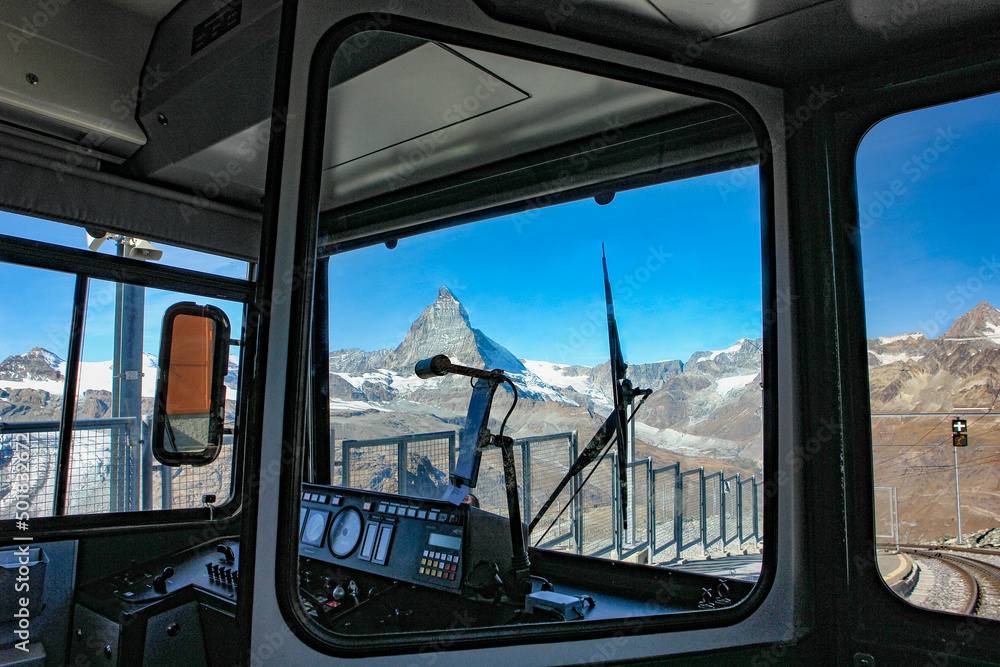 ゴルナ―グラート行き登山電車の運転席とマッターホン