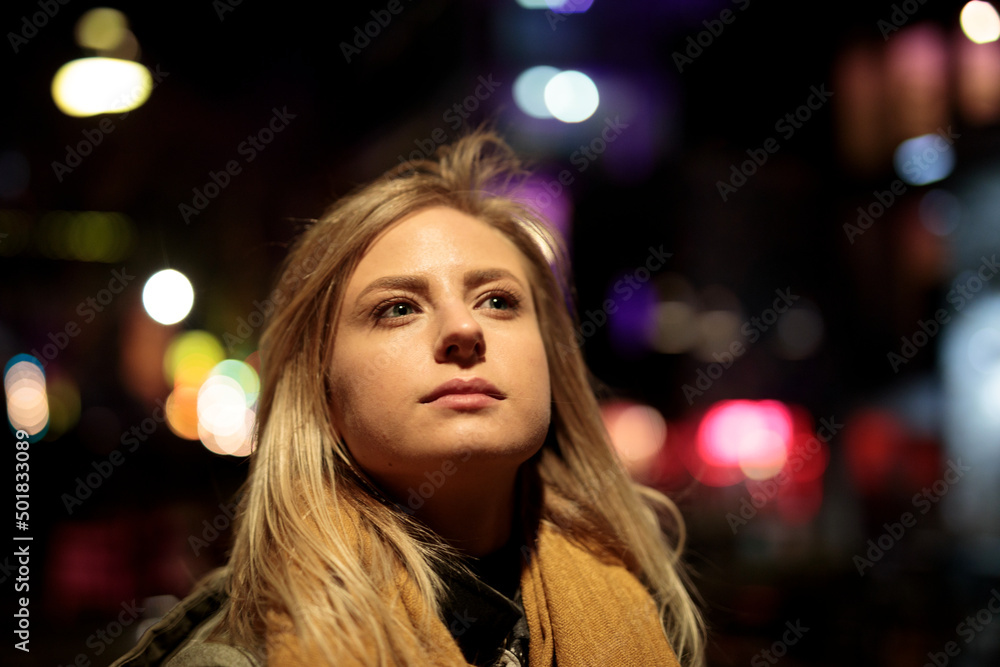 Frau bei Sonnenuntergang in der Stadt mit Auto bei Wind Frau bei Sonnenuntergang in der Stadt mit Auto bei Wind