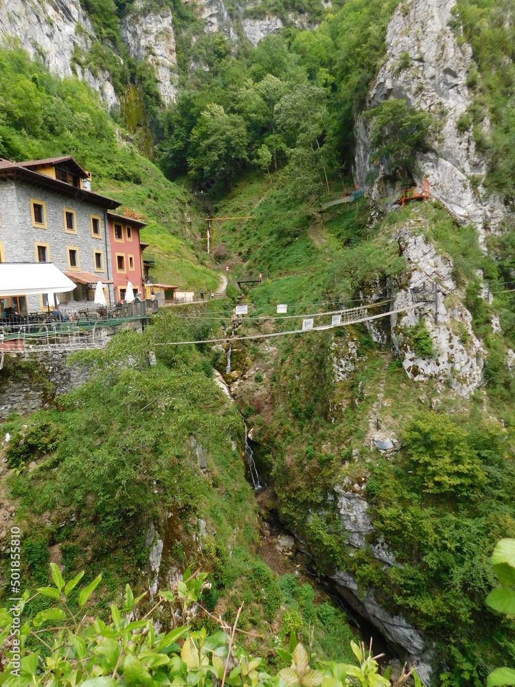paisaje con casas y puente colgante paisaje con casas y puente colgante