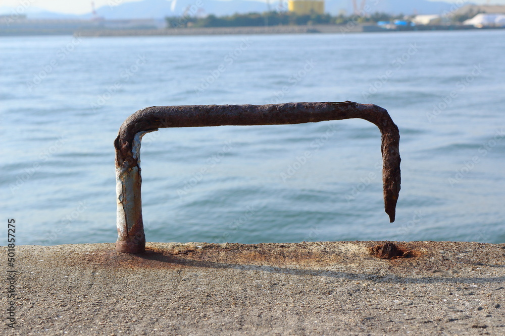 Fototapeta premium 堤防にある錆びた鉄枠