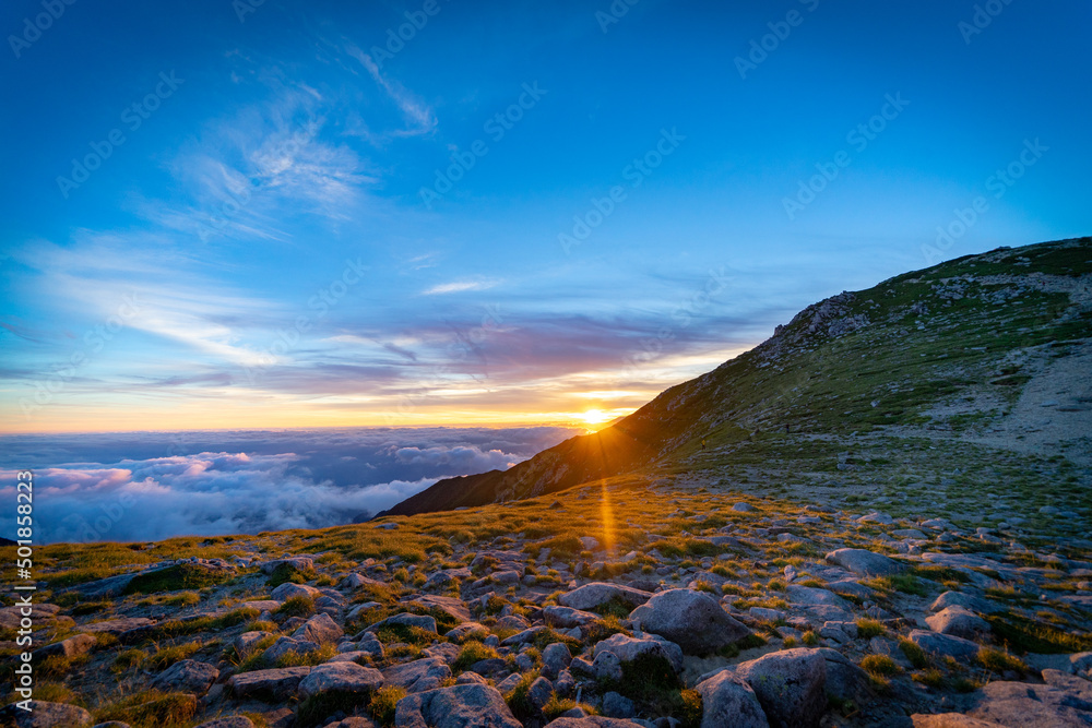 Obraz premium A beautiful sunset on the top of the mountain.