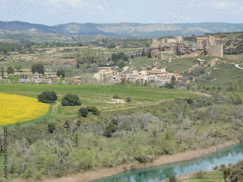 paisaje con río y pueblo