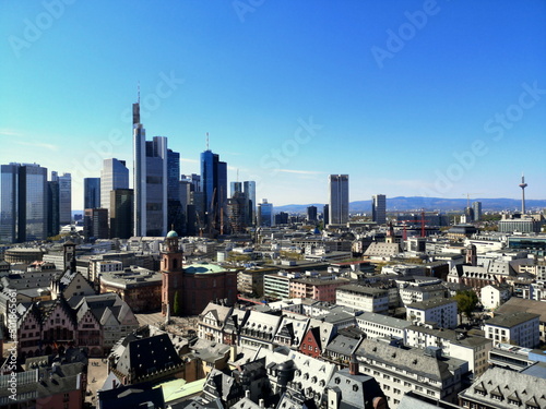 Blauer Himmel und Sonnenschein über der der Neuen Altstadt und der Skyline beim Blick von der Aussichtsplattform des Kaiserdom St. Bartholomäus in von Frankfurt am Main in Hessen