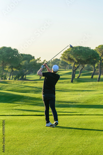 Abschlag auf einem idyllisch gelegenen Golfplatz