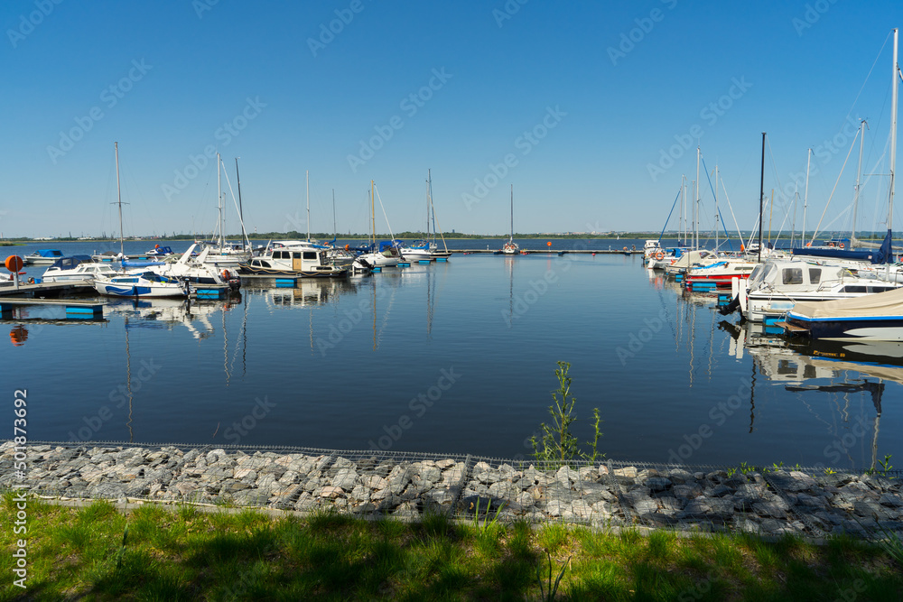 Marina na jeziorze  nabrzeże cumują jachty