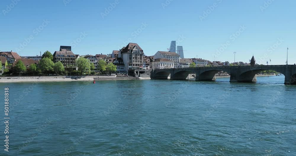 Basels Altstadt am Rhein in der Schweiz - Mittlere Brücke am Rhein mit Blick auf die Altstadt Kleinbasel und Unterer Rheinweg am rechten Ufer Basels Altstadt am Rhein in der Schweiz - Mittlere Brücke am Rhein mit Blick auf die Altstadt Kleinbasel und Unterer Rheinweg am rechten Ufer
