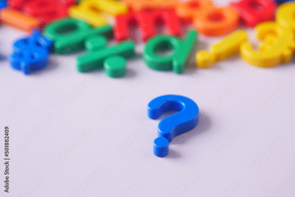 Naklejka premium question mark on a pink background with copy space 