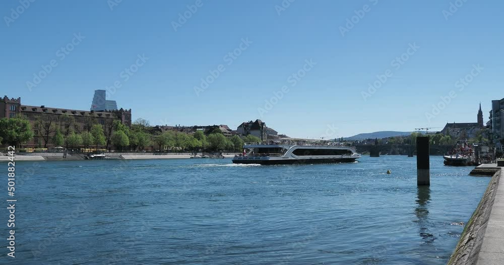 Basel in der Schweiz an einem schöner Frühlingstag am linken Rheinufer. Kreuzfahrtschiffpassage unter den Brücke Johanniterbrücke und Mittlere Brücke Basel in der Schweiz an einem schöner Frühlingstag am linken Rheinufer. Kreuzfahrtschiffpassage unter den Brücke Johanniterbrücke und Mittlere Brücke