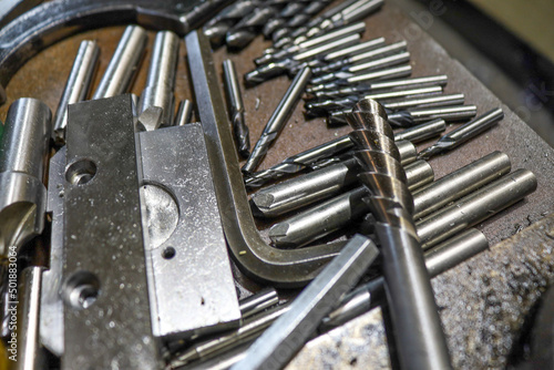 町工場の工具（ジグ、敷板、六角レンチ、エンドミル） © kutakaf