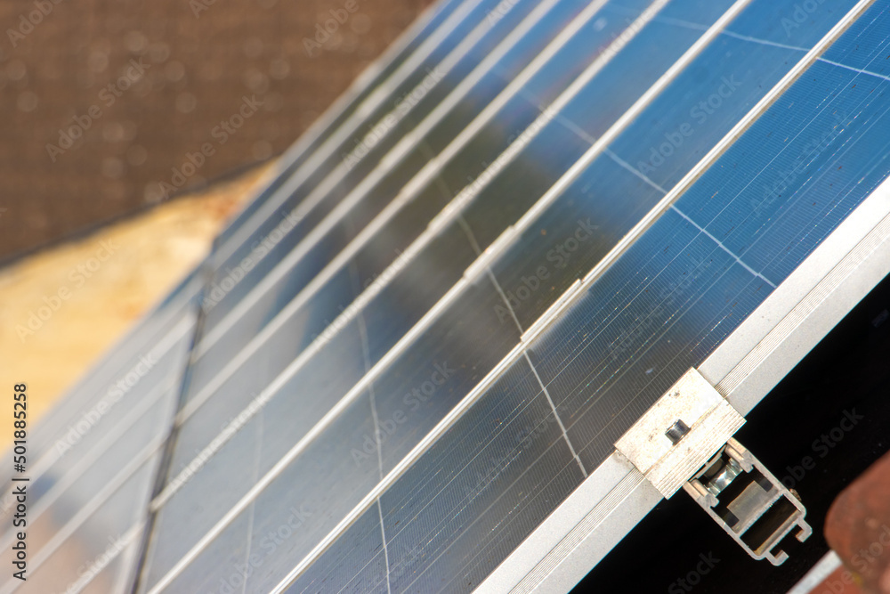 Obraz premium Solar panels on the roof of a house in the city.