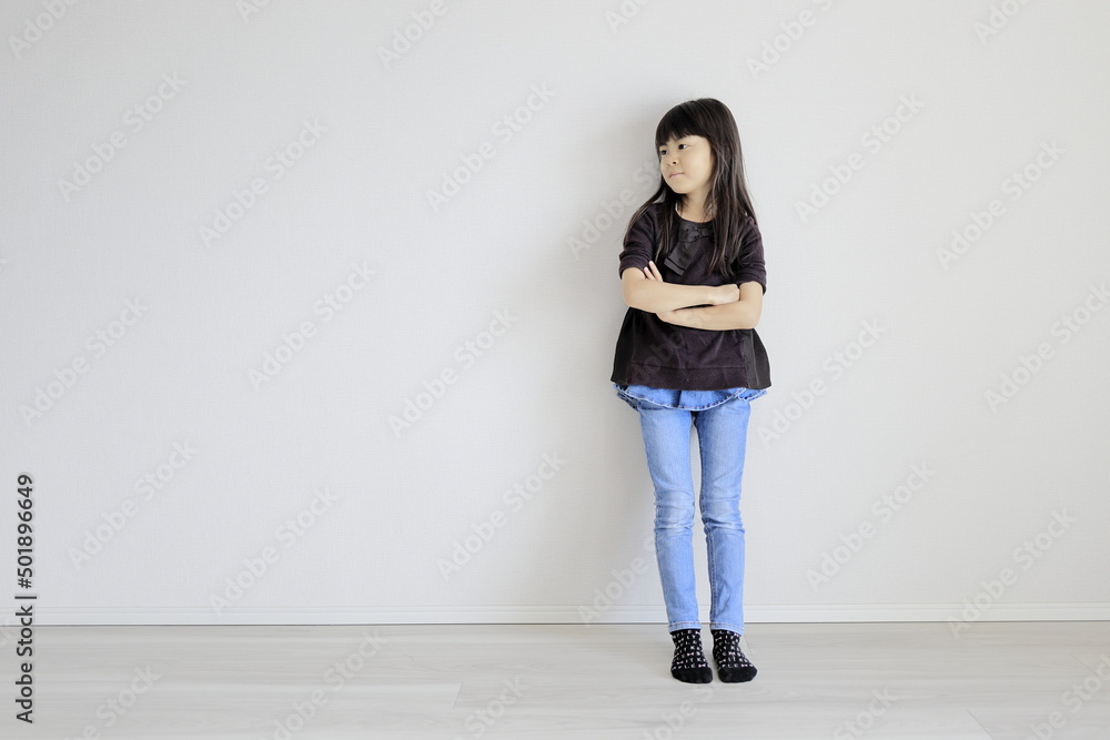 腕を組む女子小学生 (7歳) (横顔) 腕を組む女子小学生 (7歳) (横顔)