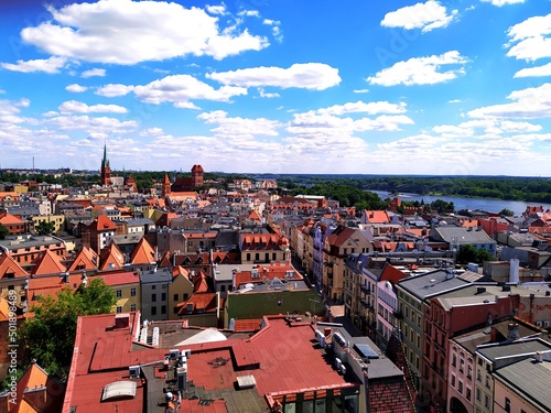 Widok na miasto Toruń Polska czerwone dachy ładne niebo rzeka Wisła 