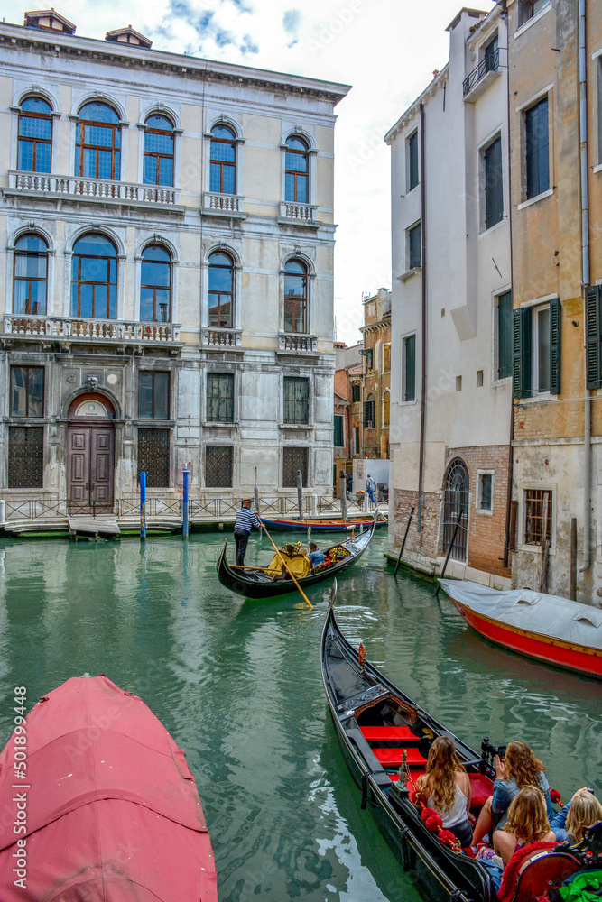 View the great battlemented building, a square, overlooking the Grand Canal, just a few meters from the Rialto Bridge.