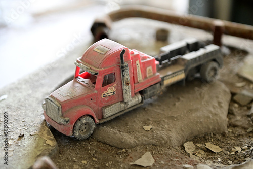 camion en plastique jouet cassé