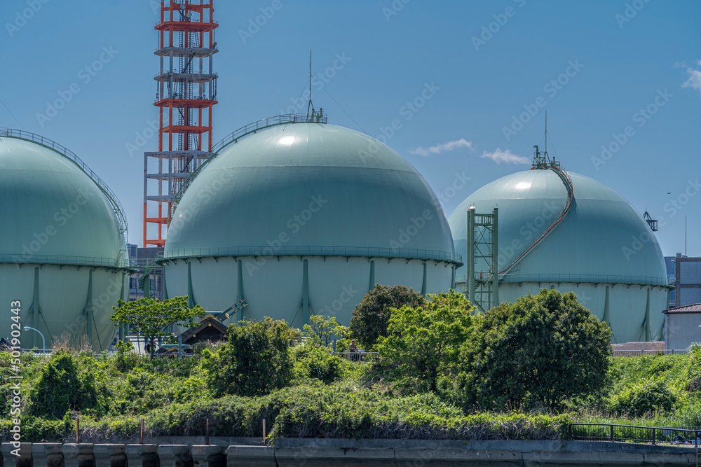 隅田川沿いの巨大なガスタンク 青空 隅田川沿いの巨大なガスタンク 青空