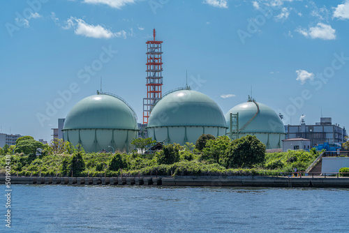隅田川沿いの巨大なガスタンク　青空