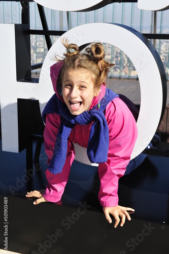 petite fille qui joue et fait des grimaces