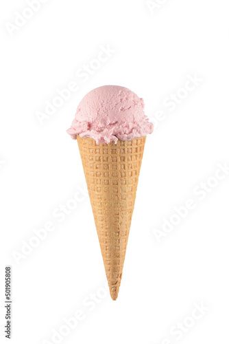 Cono de helado sabor fresa recortado sobre fondo blanco