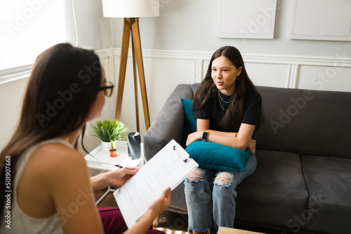 Canvastavla Teen girl talking to her psychologist