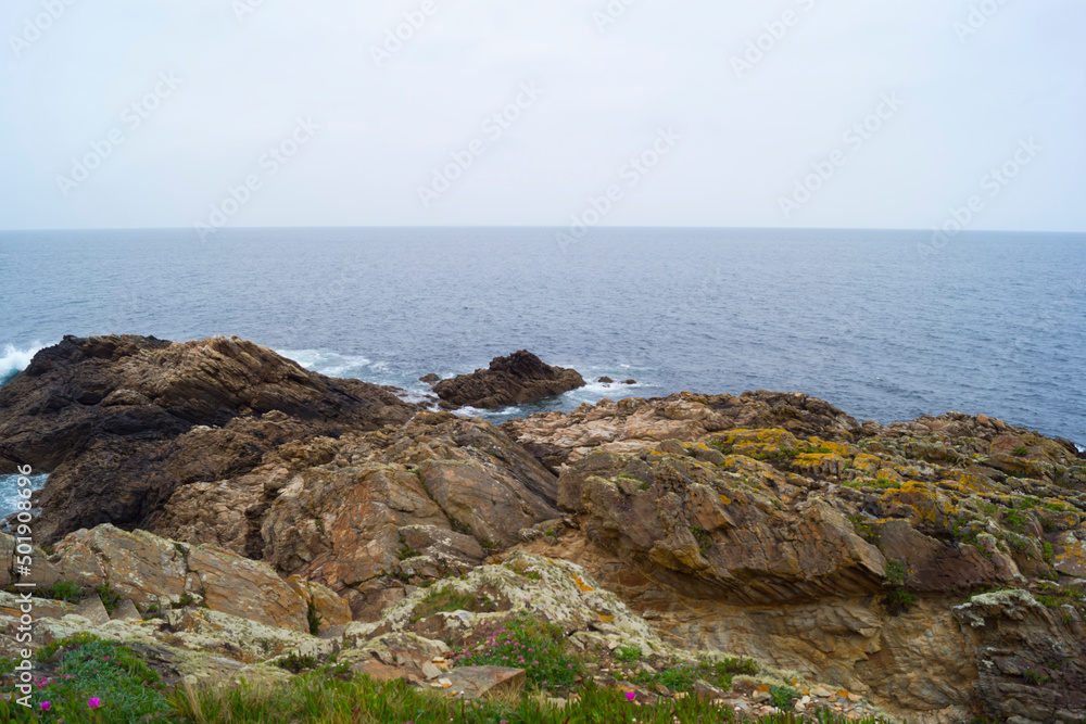 Paisaje marino en día nublado