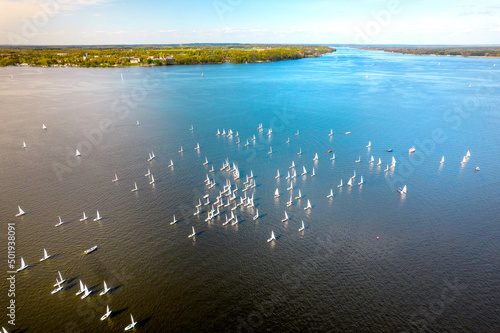 Fototapeta Naklejka Na Ścianę i Meble -  Jachty na jeziorze Zegrzyńskim, regaty.