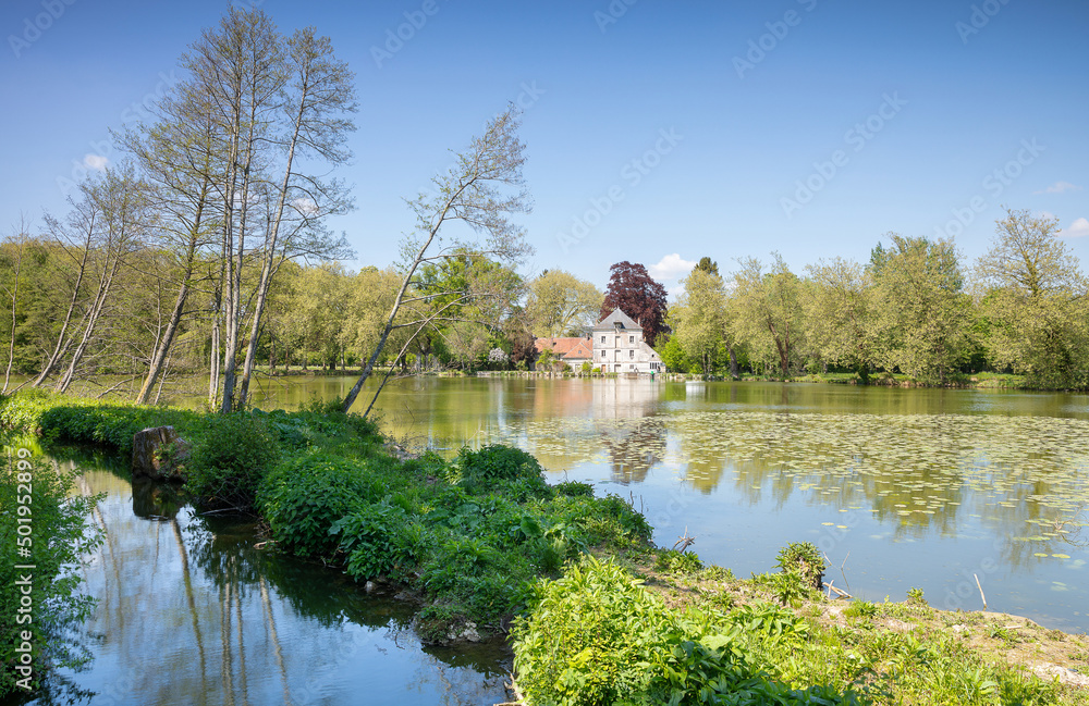 Obraz premium Les étangs du parc de l'Abbaye de Chaalis au printemps en France