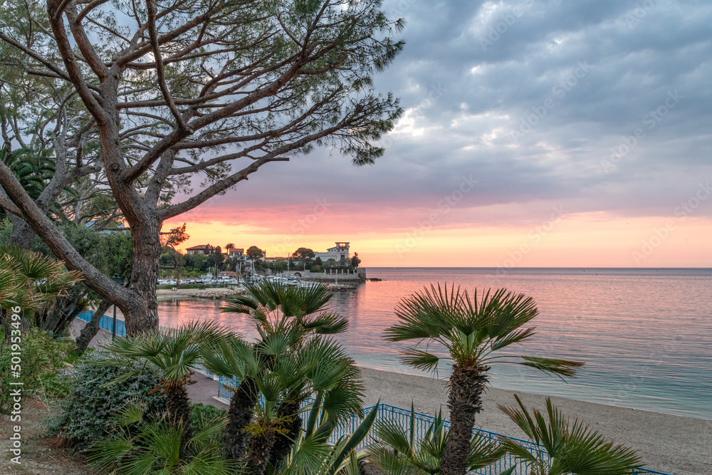 Lever de soleil dans la baie des fourmis entre Beaulieu sur Mer et Saint Jean Cap Ferrat sur la Côte d'Azur Lever de soleil dans la baie des fourmis entre Beaulieu sur Mer et Saint Jean Cap Ferrat sur la Côte d'Azur
