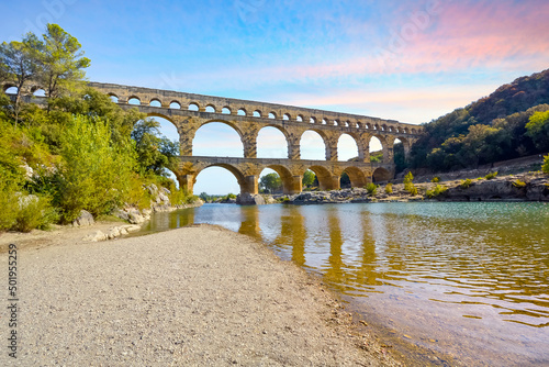 Fotografiet Sunset above the Gardon River in Provence, France with the ancient Roman aqueduc