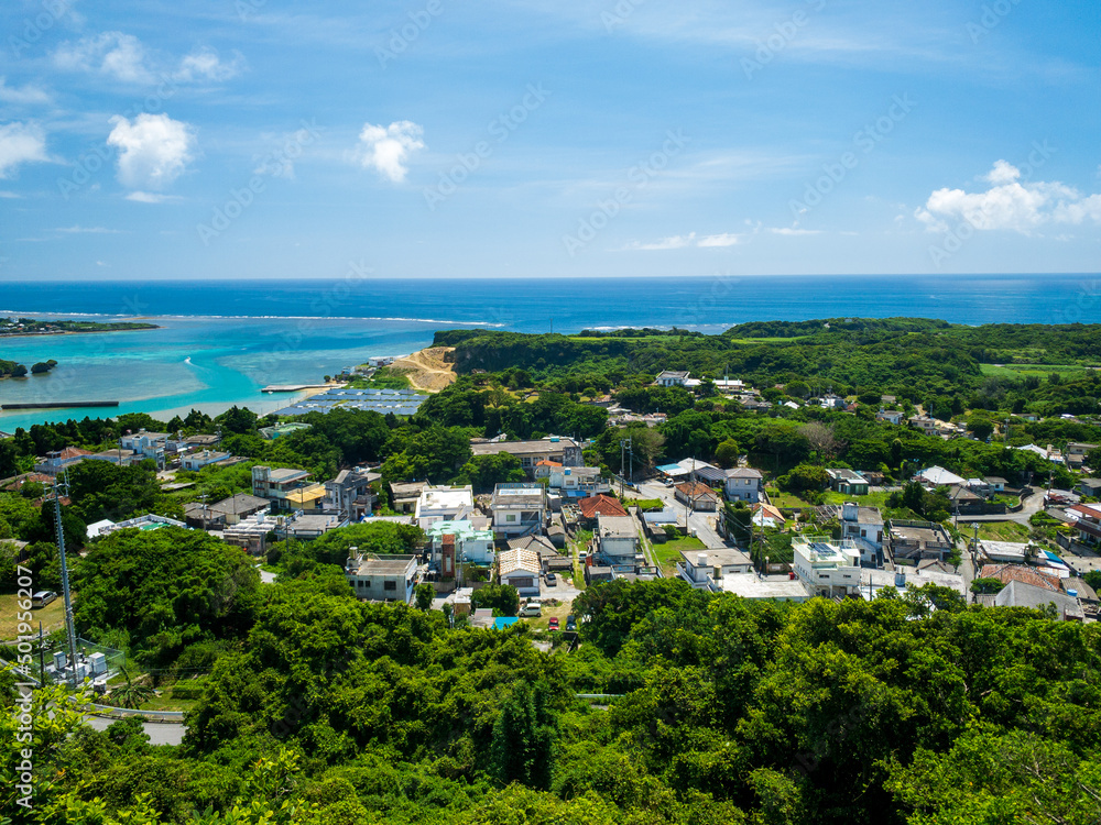 晴れた日の沖縄県うるま市の観光スポットの宮城島の山から眺める風景