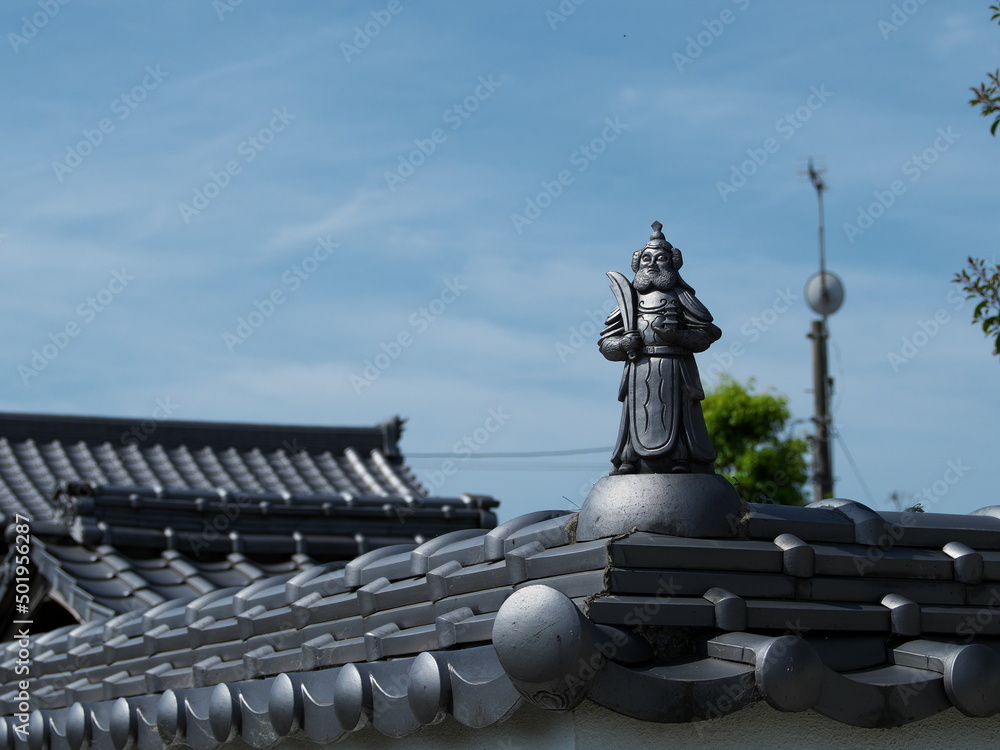 Fototapeta premium お寺の塀の瓦の上に立つ七福神 