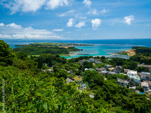 晴れた日の沖縄県うるま市の観光スポットの宮城島の山から眺める風景 © tnehala
