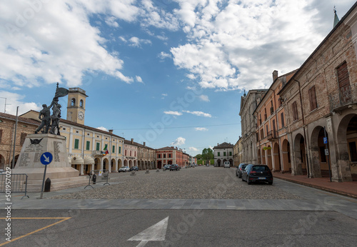 Pomponesco: Piazza XXIII Aprile, enclosed by palaces with arcades in which once the Gonzaga courtiers lived. Almost all the buildings that surround the clearing can be dated between 1590 and 1630