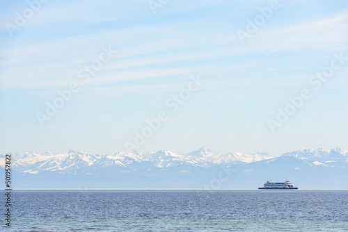 Bodensee mit schneebedecktem Alpenpanorama und Autofähre, textfreiraum photo