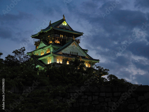 夕暮れにそびえ立つ大阪城