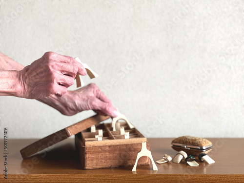 お琴の道具と高齢者の手