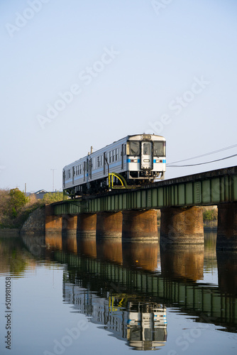 牟岐線の阿波赤石鉄橋を渡る1000型普通列車