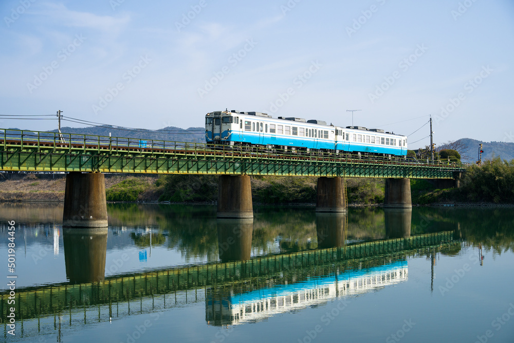 四国・徳島のキハ47形気動車が鉄橋を渡る