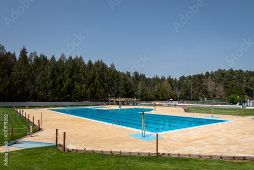 Rodeada por floresta em toda a sua volta, as piscinas municipais de Vila Flor em Portugal