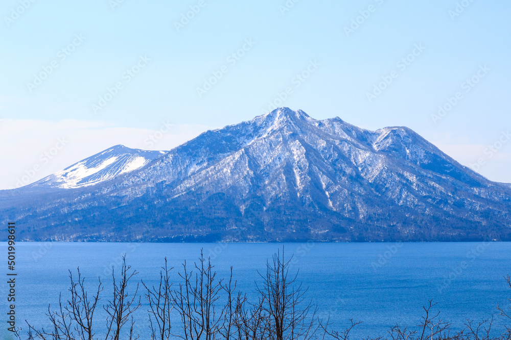北海道千歳市、支笏湖畔にそびえる風不死岳と樽前山【4月】