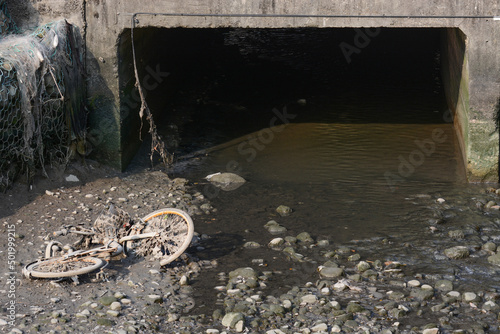 Φωτογραφία Rental bicycle tossed and neglected in a ditch in New Taipei City, Taiwan