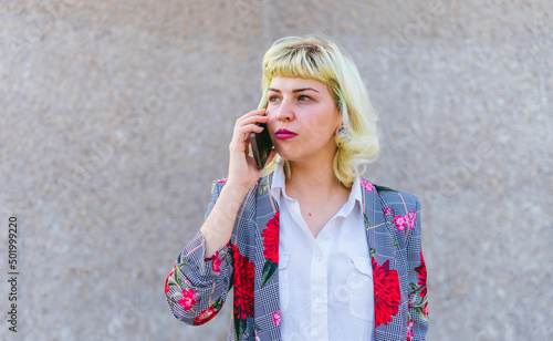 Los beneficios del teléfono móvil en la vida laboral, conexión telefónica a nivel mundial, mujer hablando por el teléfono móvil photo