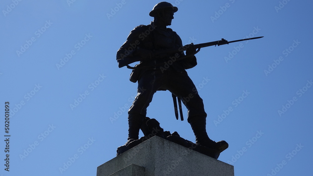 :Combat Soldier statue in front of Parliament house at Victoria, BC Canada