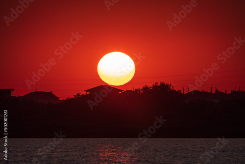 Foto The sun goes down over a lake