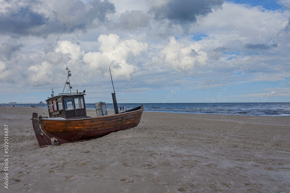 Fototapeta premium Ostsee Gespensterwald Kap Arkona Rostock Warnemünde Strand Bäume Meer Salzwasser Küste Brandung Steilküste Wolken Gezeiten Himmel Wolken Stralsund Tauchglocke Sonnenaufgang Sonnenuntergang Boot