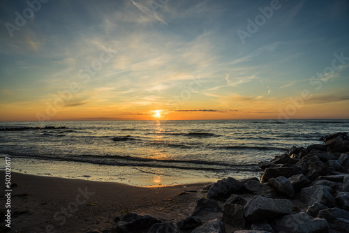 Fototapeta Naklejka Na Ścianę i Meble -  plaża nad morzem bałtyckim, fale, woda, słońce, lato turyści