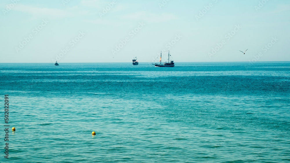 wakacje ludzie odpoczywają latem na plaży w Kołobrzegu - obrazy, fototapety, plakaty 