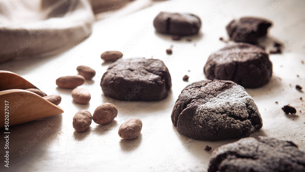Brownie-Cookie mit dunkler Schokolade auf rustikalem Hintergrund Brownie-Cookie mit dunkler Schokolade auf rustikalem Hintergrund